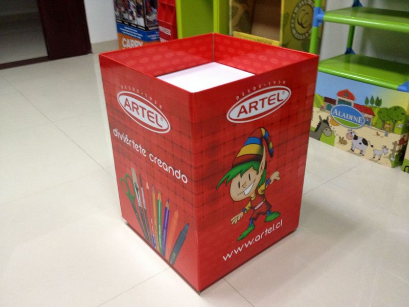 Muestra de contenedor de descarga de pigmento rojo impreso de Holidaypac con tapa abierta.