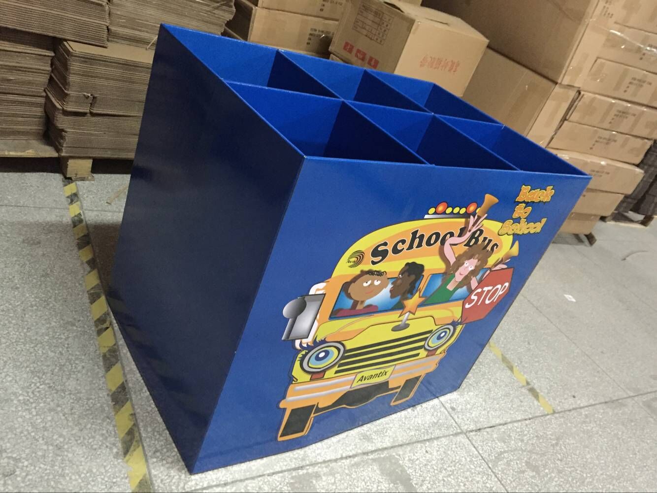 Cubo de basura Holidaypac azul con temática escolar y compartimentos divididos.