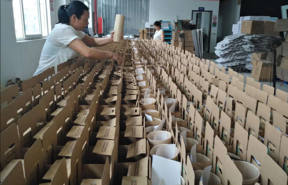 Un empleado del taller de Holidaypac ensambla a mano componentes de cartón corrugado.