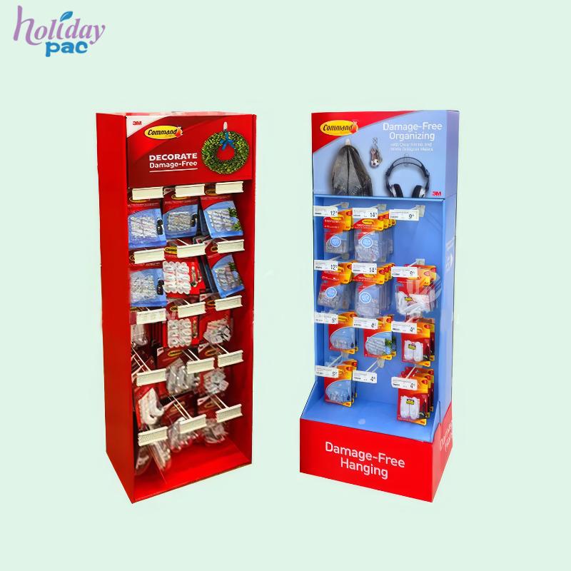 Holidaypac bietet zwei Beispiele für bedruckte Papphaken-Displays mit verpackten Produkten.
