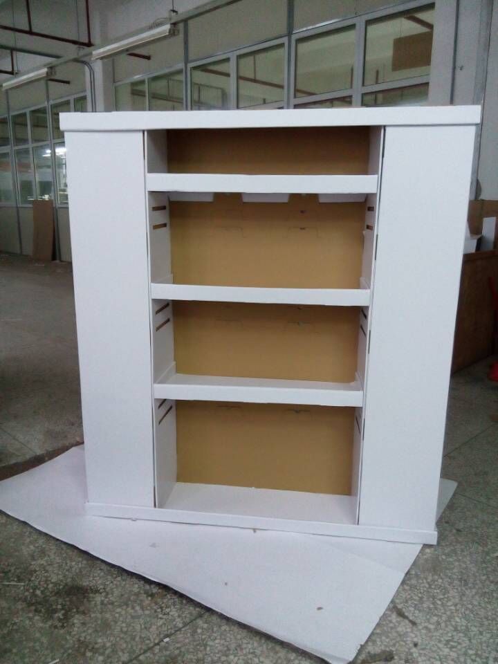 Holidaypac 檔案參考資料，包含一個未印刷的紙板托盤展示架樣品（帶擱板）。