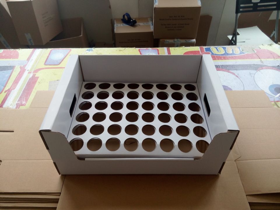 Holidaypac archive reference of a white shelf tray sample with a circular product insert