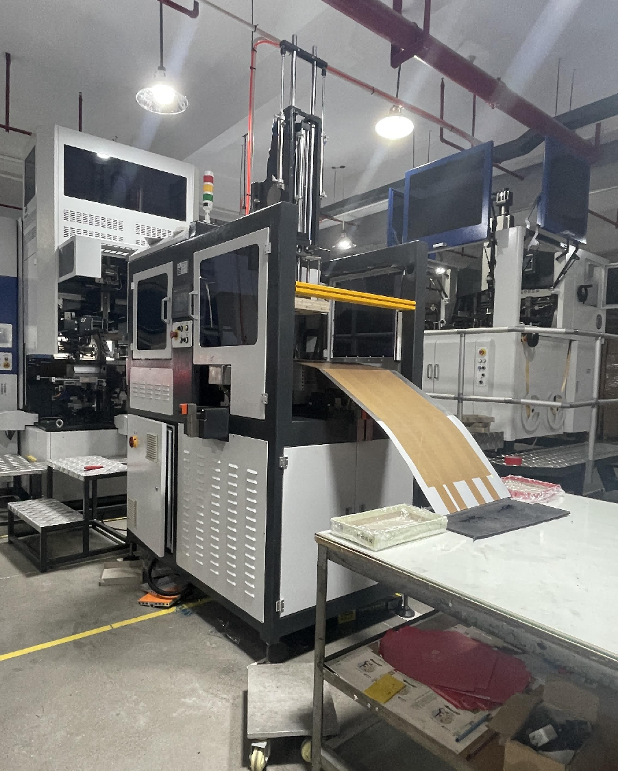 Automated die-cutting and folder-gluer line producing food-grade cardboard packaging at Holidaypac factory