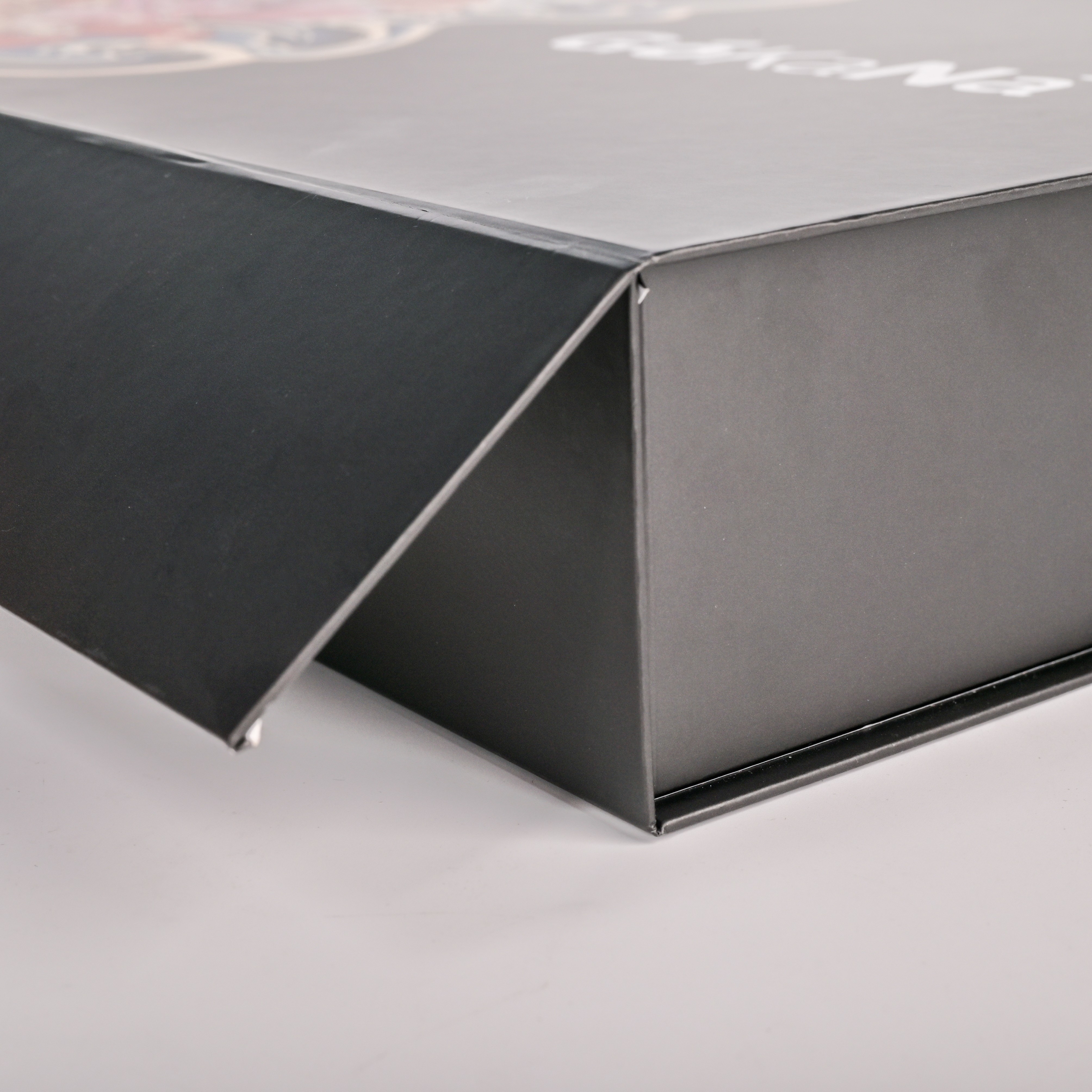 Premium Sushi Gift Box | Custom Foldable Magnetic Sushi Packaging Box with Dividers & Sauce Cup Tray | 42.5*31*7.5cm Wholesale - Holidaypac