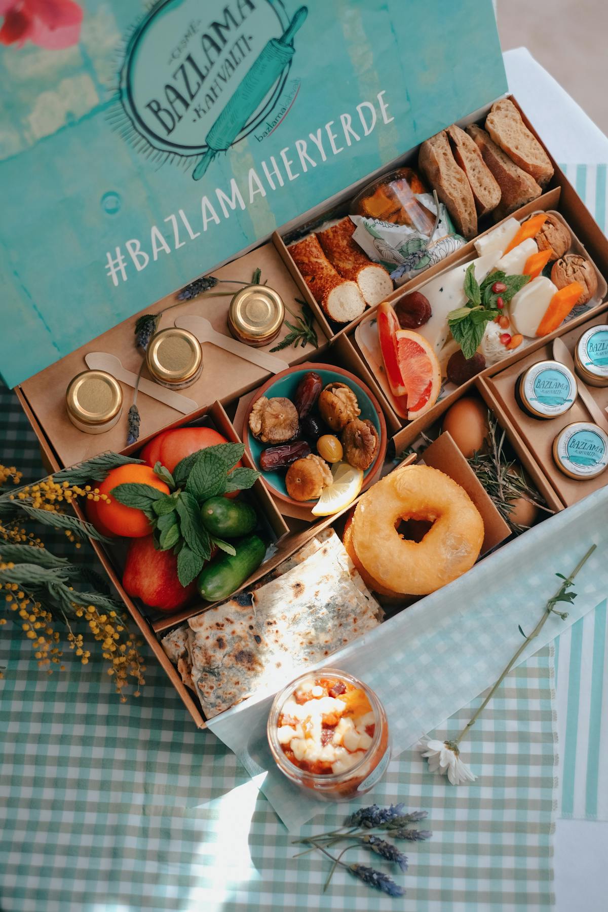 Custom Kraft Cardboard Portable Picnic Box Wholesale 2026 | Eco-Friendly Corrugated Lunch Carry Box with Handle for Outdoor Picnic, Hamper, Gift & Catering - Holidaypac Factory