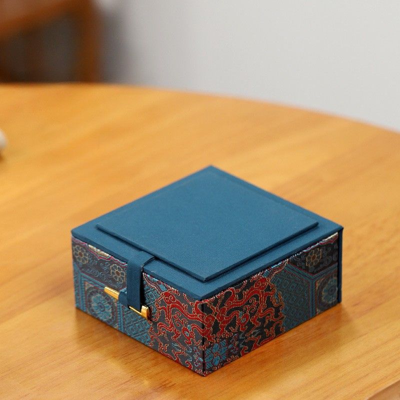 Chinese Style Fabric Jewelry Gift Box with Metal Toggle Closure Factory - Holidaypac