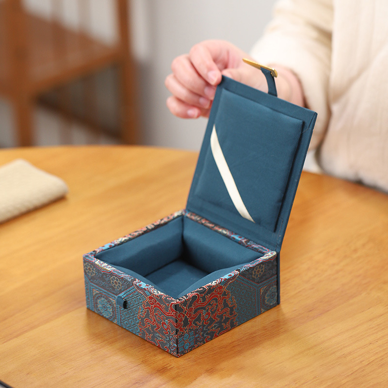 Chinese Style Fabric Jewelry Gift Box with Metal Toggle Closure Factory - Holidaypac