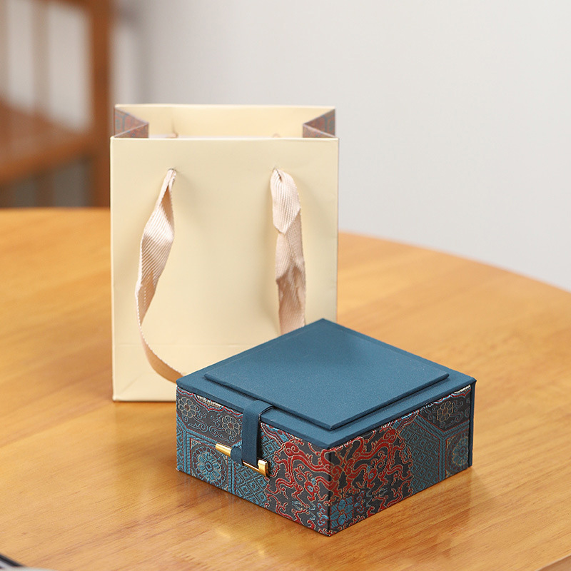 Chinese Style Fabric Jewelry Gift Box with Metal Toggle Closure Factory - Holidaypac